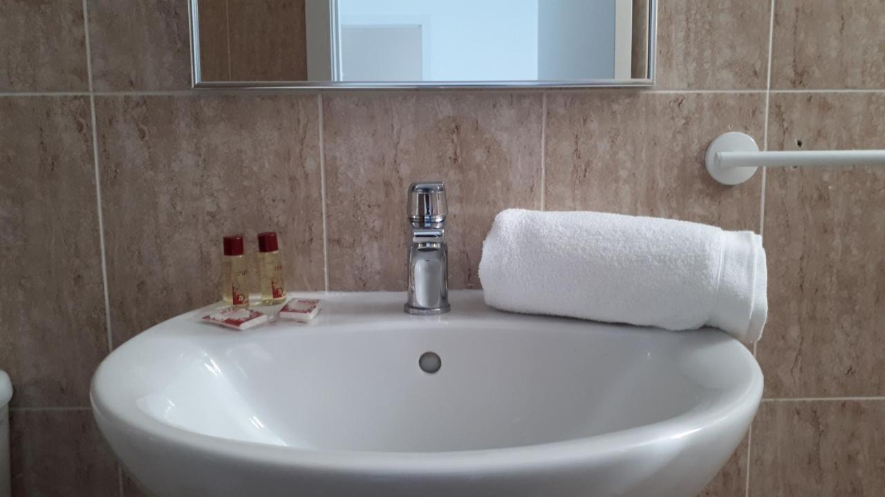 Hostal Beni Benicassim Bagian luar foto