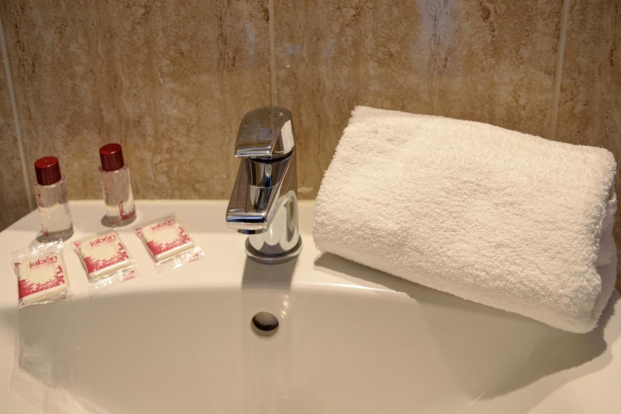 Hostal Beni Benicassim Bagian luar foto