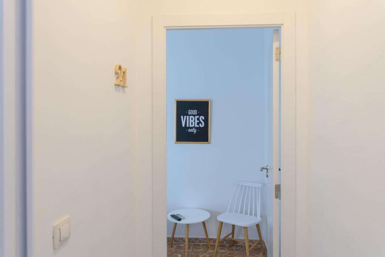 Hostal Beni Benicassim Bagian luar foto